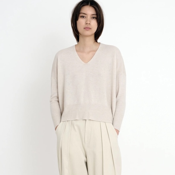 7115 Szeki Off-White V-neck in Merino Wool - Picture 1 of 4